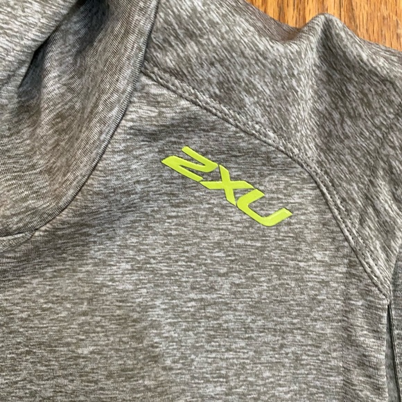 2XU sleeveless fleece hoodie with zippered pockets - Medium - Picture 5 of 6